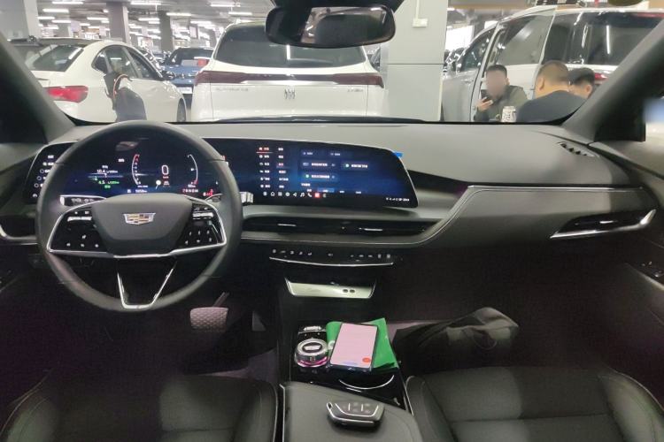Used Cadillac GT4 2023 25T Luxury Model Center Console
