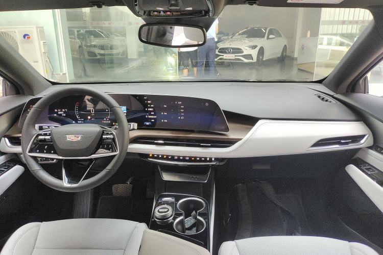 Used Cadillac GT4 2023 25T Luxury Model Center Console