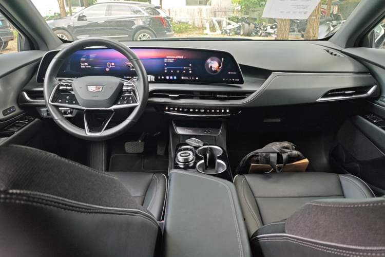 Used Cadillac GT4 2023 25T Luxury Model Center Console
