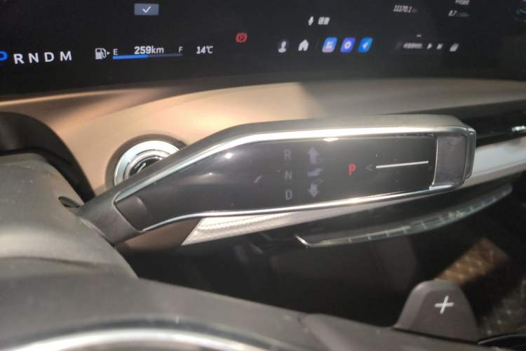 Used Cadillac GT4 2023 25T Luxury Model Gear Lever