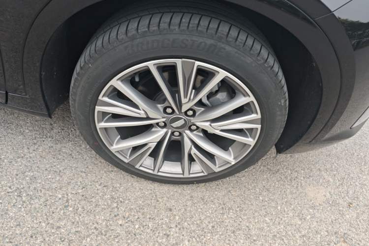 Used Cadillac GT4 2023 25T Luxury Model Right Front Wheel Hub