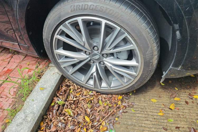 Used Cadillac GT4 2023 25T Luxury Model Right Front Wheel Hub
