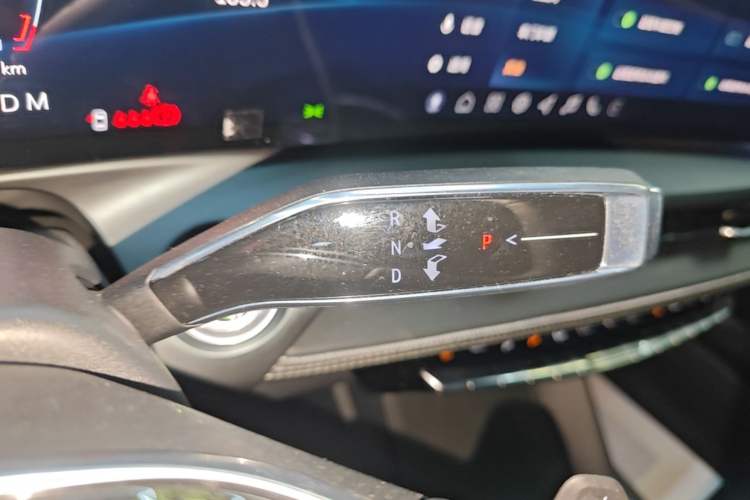 Used Cadillac GT4 2023 25T Luxury Model Gear Lever