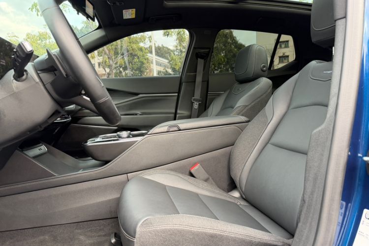Used Cadillac GT4 2023 25T Fashion Edition Interior 11