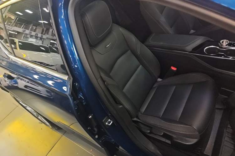 Used Cadillac GT4 2023 25T Fashion Edition Right Front Seat