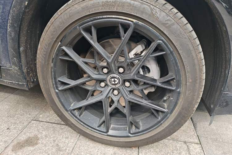 Used Cadillac GT4 2023 25T Luxury Model Right Front Wheel Hub