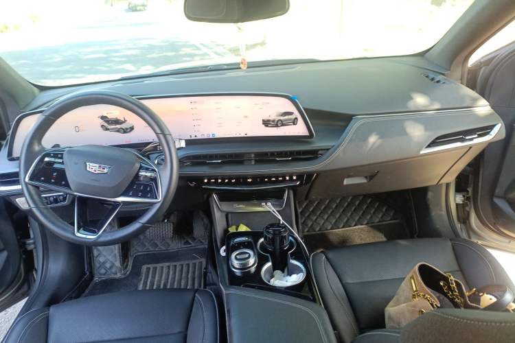Used Cadillac GT4 2023 25T Luxury Model Center Console