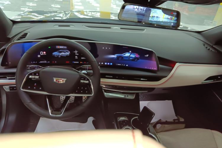 Used Cadillac GT4 2023 25T Luxury Model Center Console