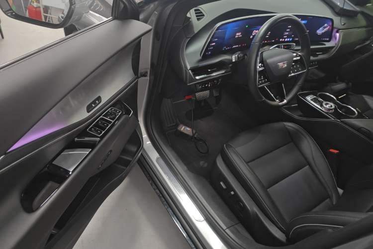 Used Cadillac GT4 2023 25T Luxury Model Interior 3