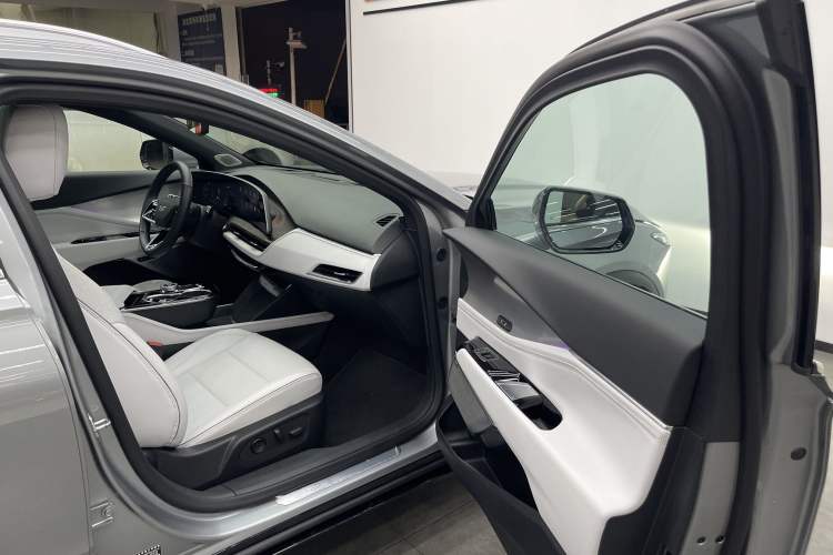 Used Cadillac GT4 2023 25T Prestige Version Right Front Seat