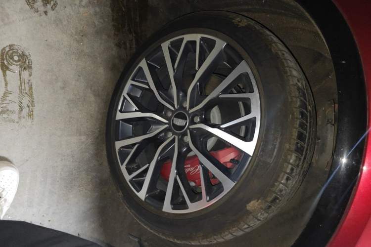 Used Cadillac GT4 2023 28T Platinum Edition Right Front Wheel Hub