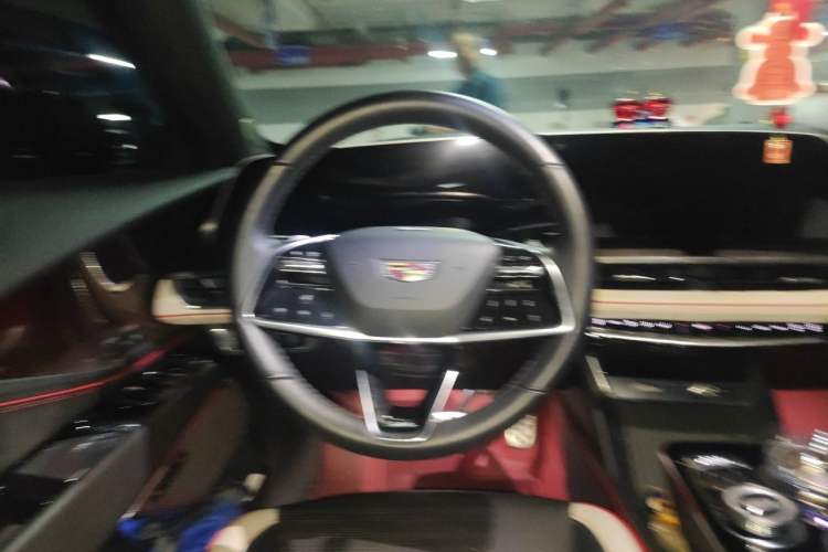 Used Cadillac GT4 2023 28T Platinum Edition Steering Wheel