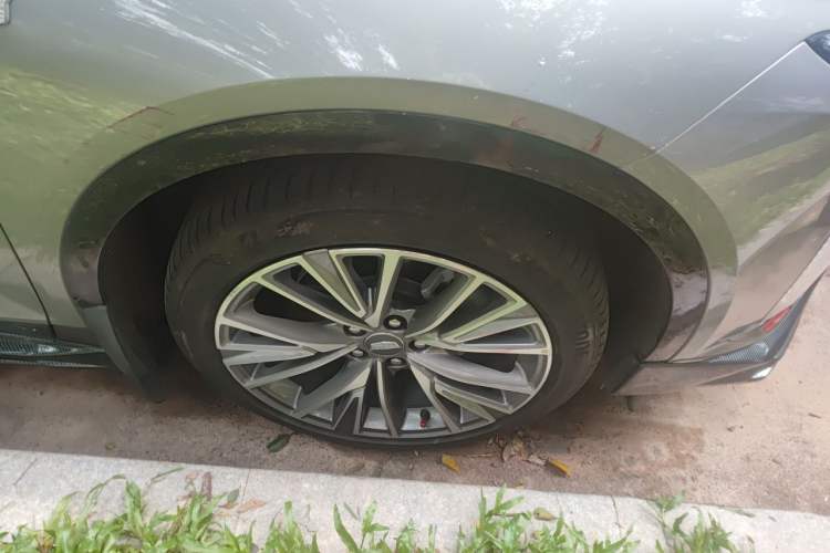 Used Cadillac GT4 2023 25T Luxury Model Right Front Wheel Hub