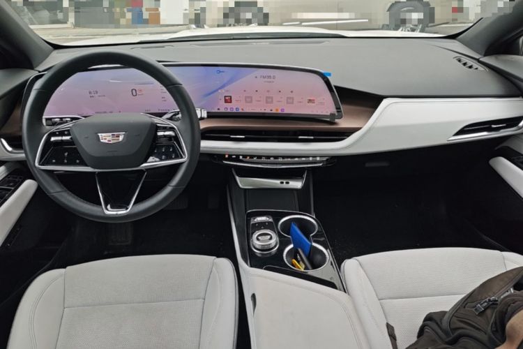 Used Cadillac GT4 2023 25T Luxury Model Center Console