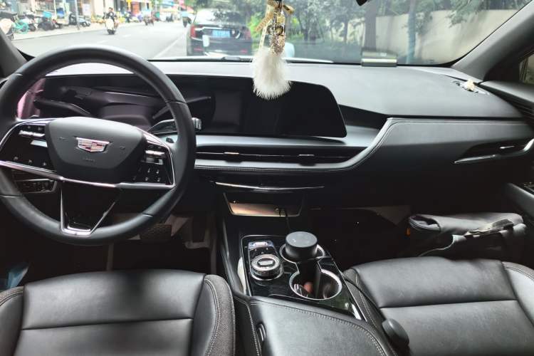 Used Cadillac GT4 2023 25T Fashion Edition Center Console