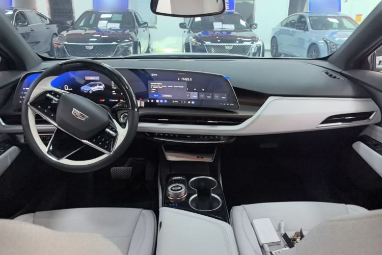 Used Cadillac GT4 2023 25T Luxury Model Center Console