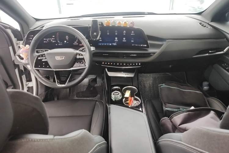Used Cadillac GT4 2023 25T Luxury Model Center Console