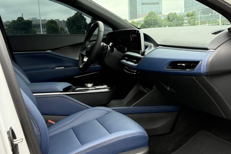 Used Cadillac GT4 2023 25T Luxury Model Exterior 7
