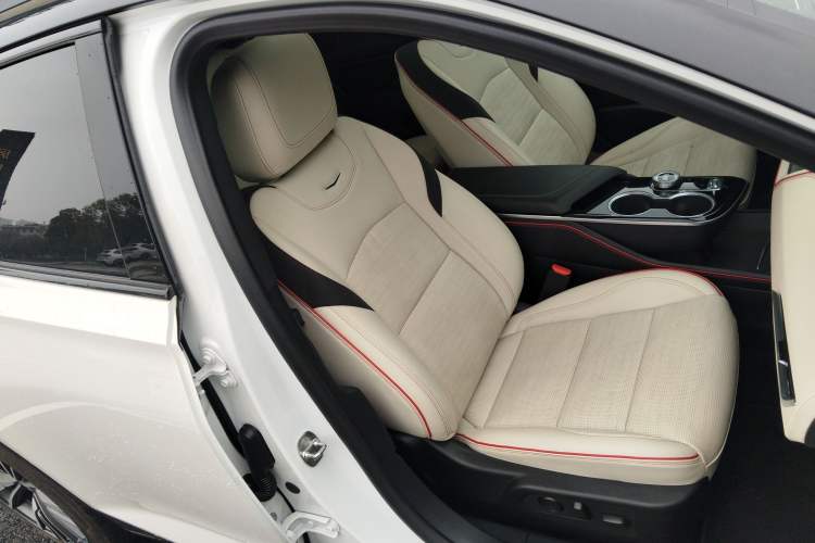 Used Cadillac GT4 2023 25T Prestige Version Right Front Seat
