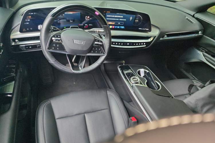 Used Cadillac LYRIQ 2022 Rear-Drive Long-Range Luxury Edition Center Console