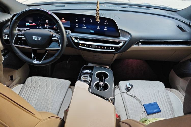 Used Cadillac LYRIQ 2022 Four-Wheel-Drive High-Performance Deluxe Edition Center Console