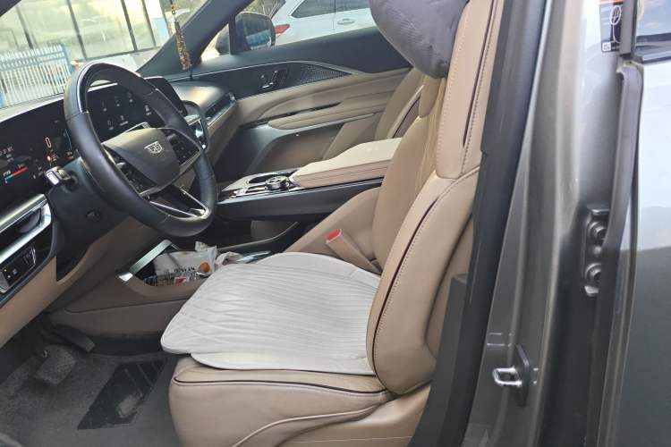Used Cadillac LYRIQ 2022 Four-Wheel-Drive High-Performance Deluxe Edition Left Front Seat