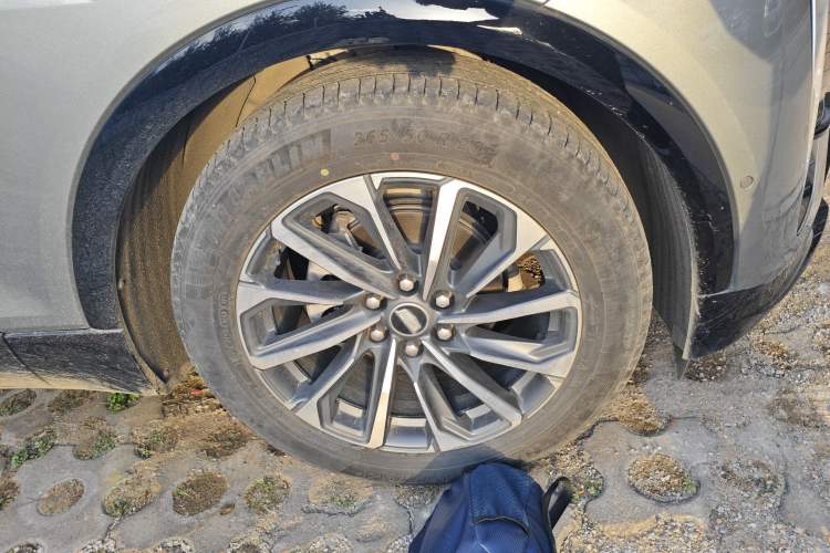 Used Cadillac LYRIQ 2022 Four-Wheel-Drive High-Performance Deluxe Edition Right Front Wheel Hub