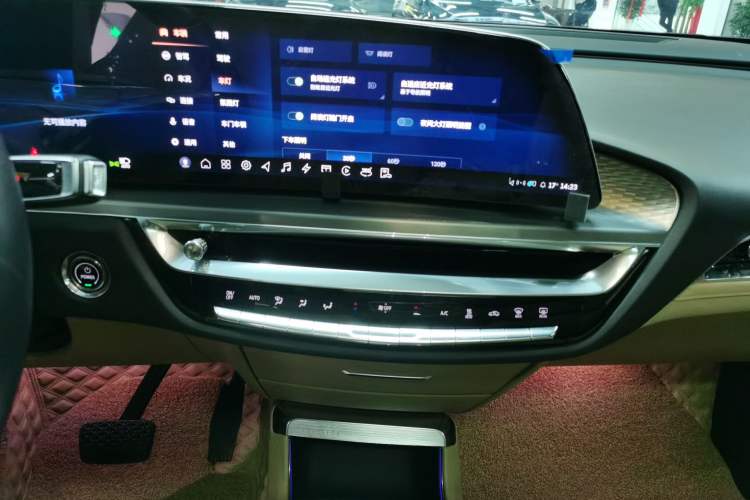 Used Cadillac LYRIQ 2022 Rear-Drive Long-Range Prestige Edition Audio And AC Panel