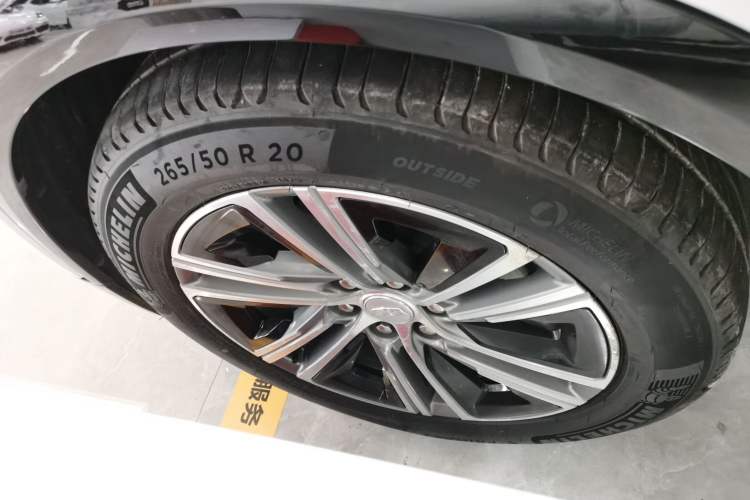 Used Cadillac LYRIQ 2022 Rear-Drive Long-Range Prestige Edition Left Front Wheel Hub