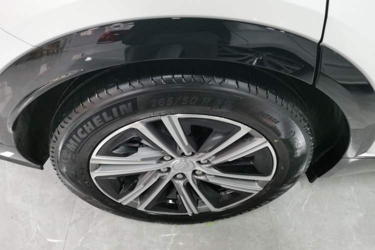 Used Cadillac LYRIQ 2022 Rear-Drive Long-Range Prestige Edition Right Rear Wheel Hub