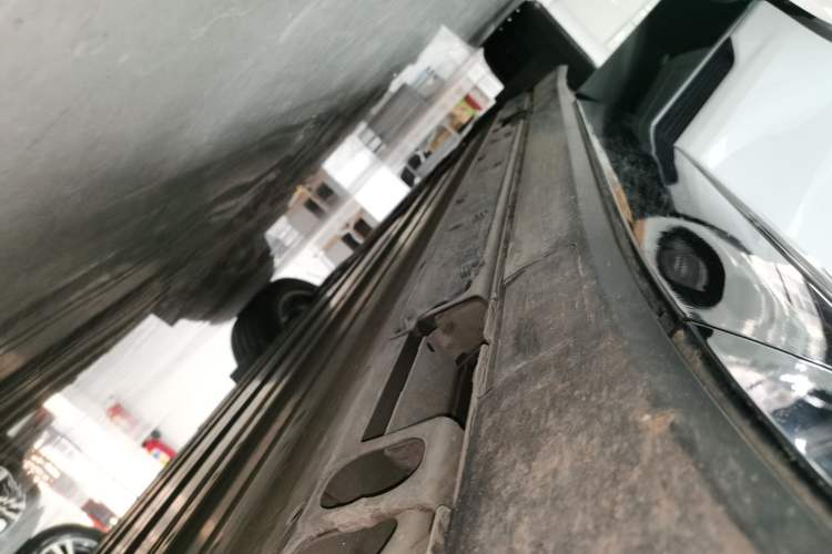 Used Cadillac LYRIQ 2022 Rear-Drive Long-Range Prestige Edition Right Side Sill