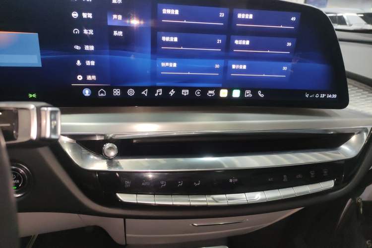 Used Cadillac LYRIQ 2022 Rear-Drive Long-Range Luxury Edition Audio And AC Panel