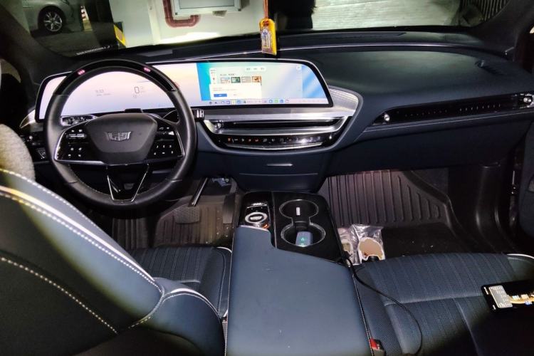Used Cadillac LYRIQ 2022 Four-Wheel-Drive High-Performance Deluxe Edition Center Console