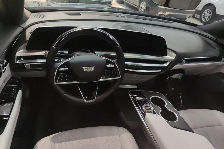 Used Cadillac LYRIQ 2022 Rear-Drive Long-Range Luxury Edition Center Console