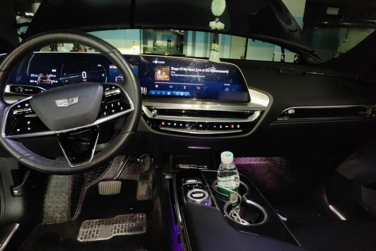 Used Cadillac LYRIQ 2022 Rear-Drive Long-Range Luxury Edition Interior 2