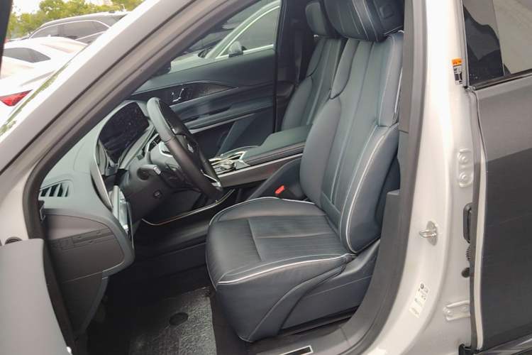 Used Cadillac LYRIQ 2022 Four-Wheel-Drive High-Performance Deluxe Edition Left Front Seat