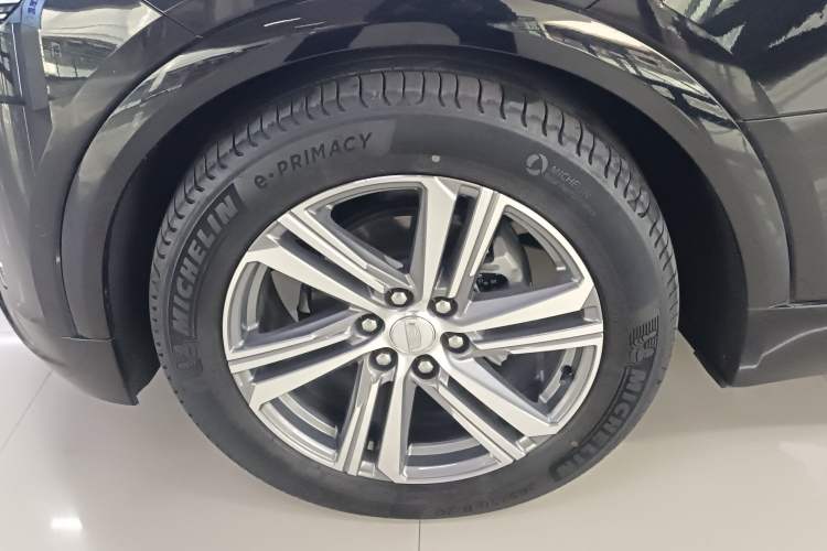 Used Cadillac LYRIQ 2022 Rear-Drive Long-Range Luxury Edition Left Front Wheel Hub
