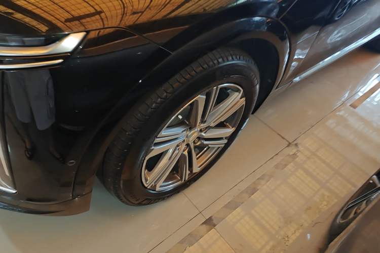 Used Cadillac LYRIQ 2022 Rear-Drive Long-Range Luxury Edition Left Front Wheel Hub