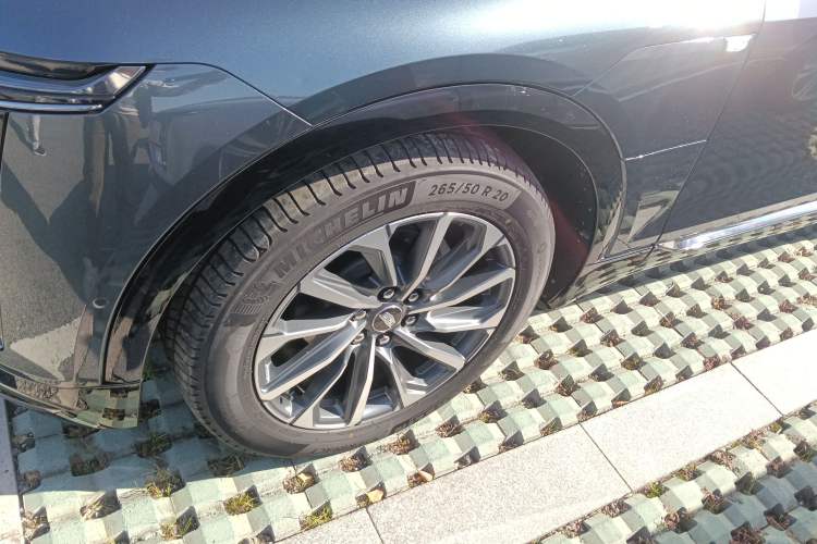 Used Cadillac LYRIQ 2022 Four-Wheel-Drive High-Performance Deluxe Edition Left Front Wheel Hub