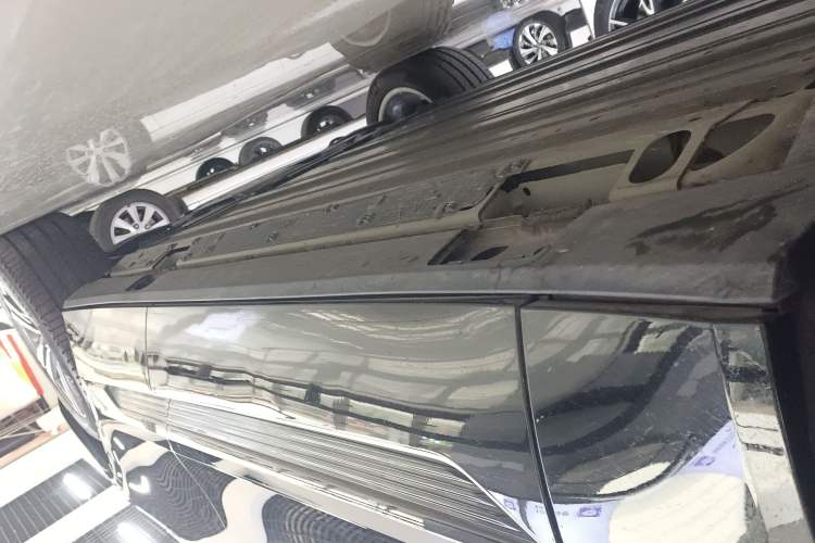 Used Cadillac LYRIQ 2022 Rear-Drive Long-Range Luxury Edition Left Side Sill