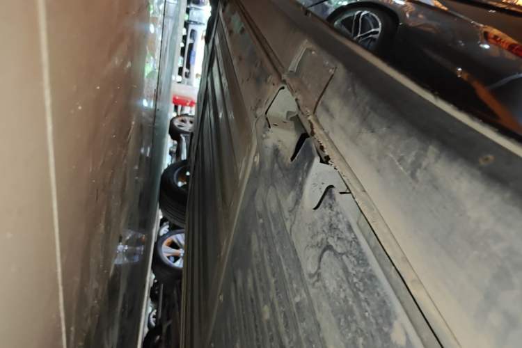 Used Cadillac LYRIQ 2022 Rear-Drive Long-Range Luxury Edition Left Side Sill