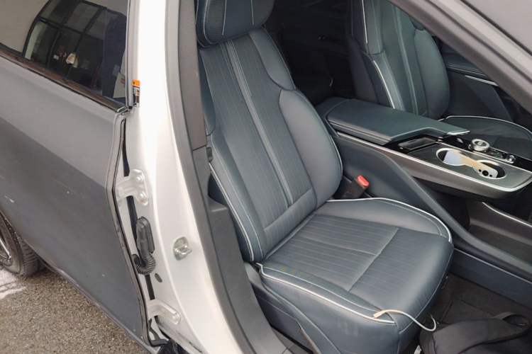 Used Cadillac LYRIQ 2022 Four-Wheel-Drive High-Performance Deluxe Edition Right Front Seat