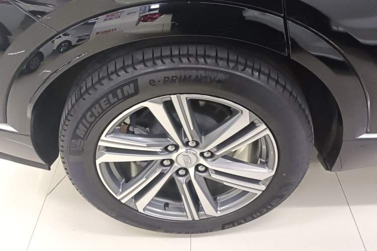 Used Cadillac LYRIQ 2022 Rear-Drive Long-Range Luxury Edition Right Rear Wheel Hub