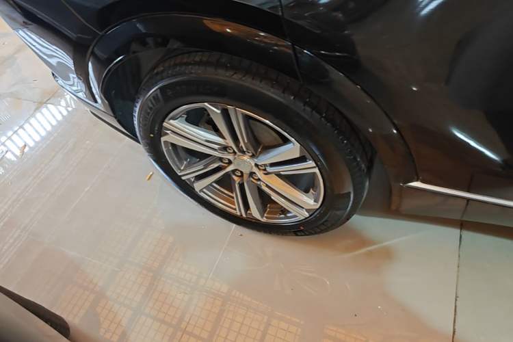 Used Cadillac LYRIQ 2022 Rear-Drive Long-Range Luxury Edition Right Rear Wheel Hub