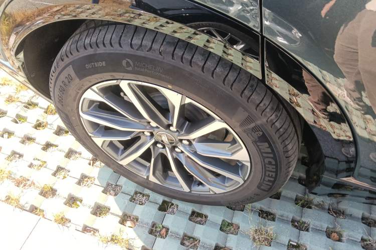 Used Cadillac LYRIQ 2022 Four-Wheel-Drive High-Performance Deluxe Edition Right Rear Wheel Hub