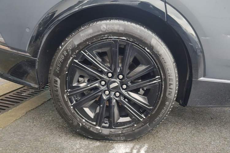 Used Cadillac LYRIQ 2022 Four-Wheel-Drive High-Performance Deluxe Edition Right Rear Wheel Hub