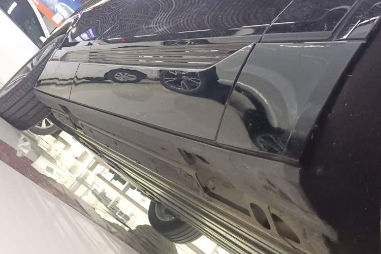 Used Cadillac LYRIQ 2022 Rear-Drive Long-Range Luxury Edition Right Side Sill