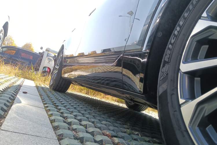 Used Cadillac LYRIQ 2022 Four-Wheel-Drive High-Performance Deluxe Edition Right Side Sill
