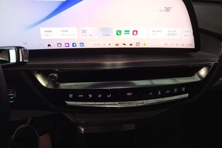 Used Cadillac LYRIQ 2022 Rear-Drive Long-Range Luxury Edition Audio And AC Panel