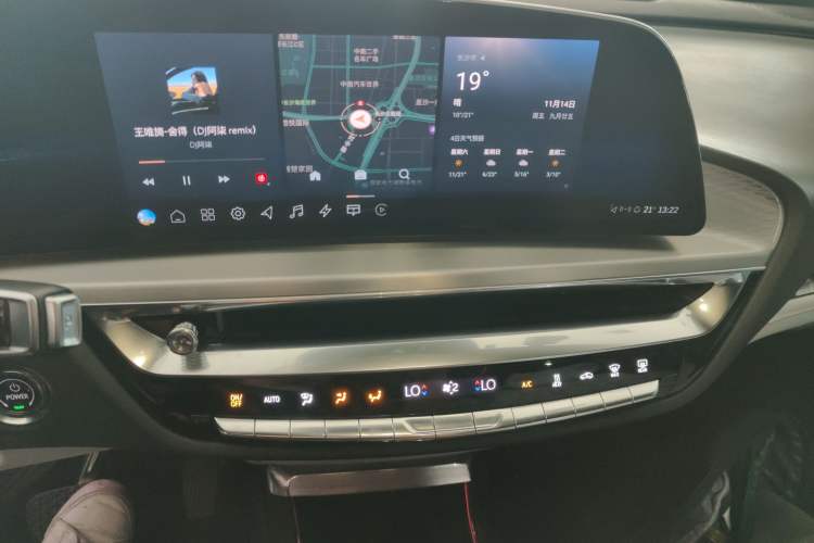 Used Cadillac LYRIQ 2022 Rear-Drive Long-Range Luxury Edition Audio And AC Panel